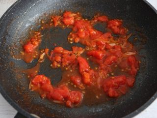 茄汁豆腐,炒至西红柿出汁。