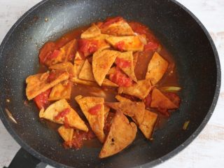 茄汁豆腐,加入半碗水，帮助豆腐充分吸收西红柿的汤汁。