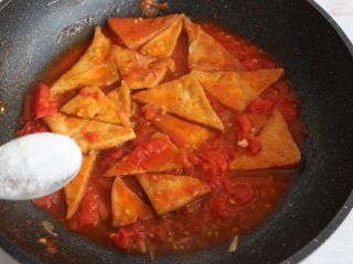 茄汁豆腐,撒盐调味。汤汁浓稠即可出锅。