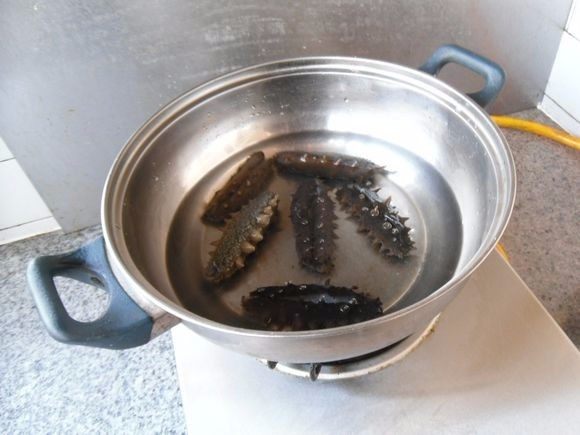 葱烧海参, 冷水入锅，烧开后，用文火慢慢将其煨制熟透 