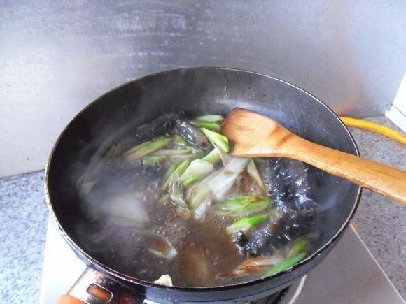 葱烧海参, 加适量煨制海参的汤汁
