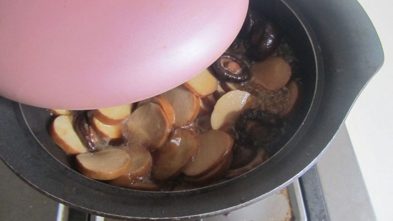 香菇烧素鸡, 加盖炖煮3分钟；