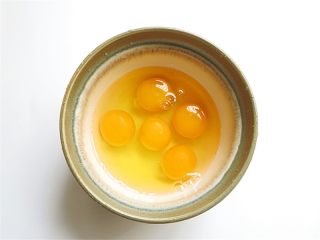 黑椒味双色彩椒酿蛋饼,鸡蛋磕好搅匀，喜欢颜色艳的，可以只用蛋黄液