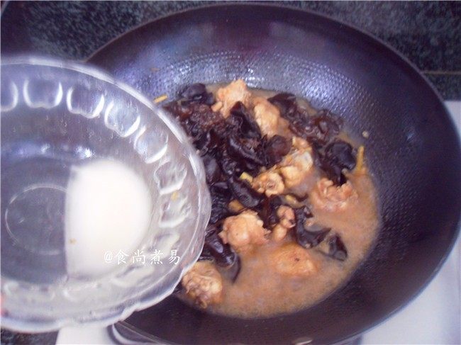 木耳烧鸡翅,淀粉调入清水兑成水淀粉，倒入锅中拌匀