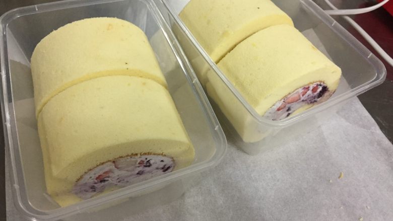 双莓蛋糕卷 蓝莓草莓,放冰箱冷藏3个小时后，切掉两边的边角即可
