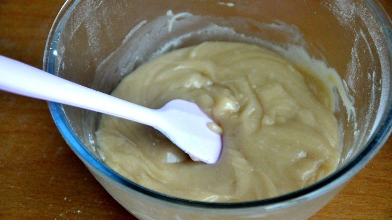 豆沙蛋黄月饼,搅拌均匀，盖上保鲜膜静置30分钟。