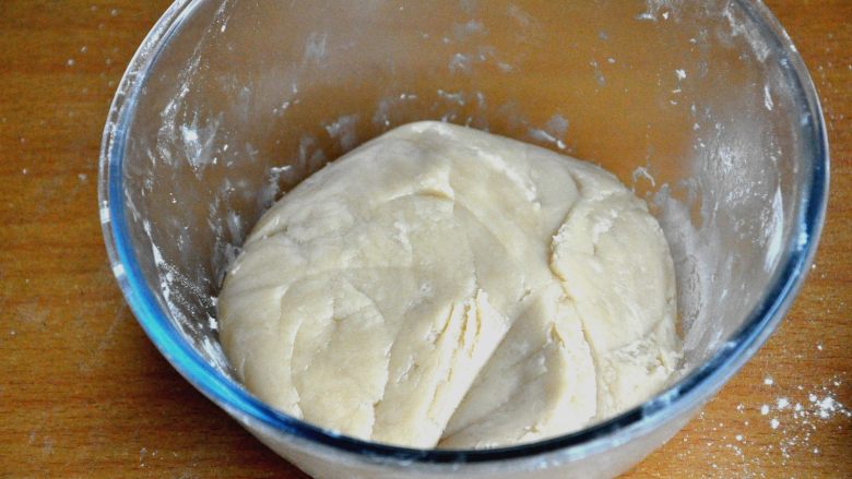 豆沙蛋黄月饼,.继续倒入剩下的预拌粉，揉捏成团，盖上保鲜膜静置2个半小时以上。