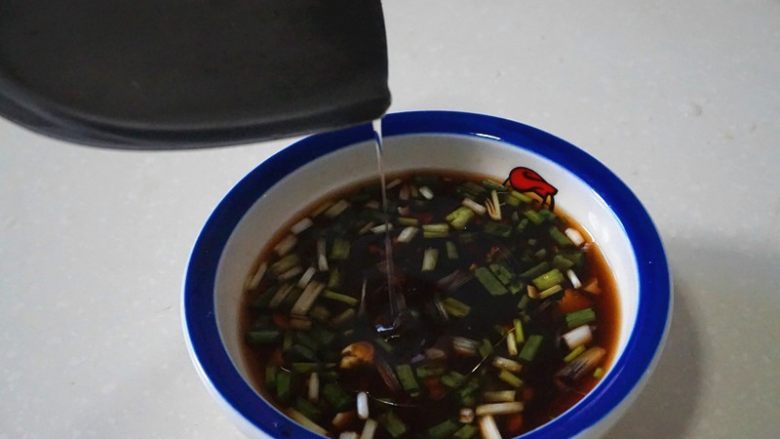 凉拌荞头,把烧好的花椒油，趁热加入调好的拌汁里