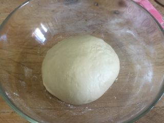 香甜南瓜面包卷 直接法,揉好的面团放入碗中，盖保鲜膜，放温暖处发酵大约1小时