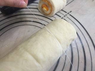 香甜南瓜面包卷 直接法,用棉线将卷好的面均分成六份
