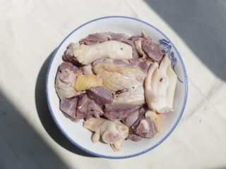 姜焖鸭,市场上买的剁好块的鸭肉洗净、沥水；