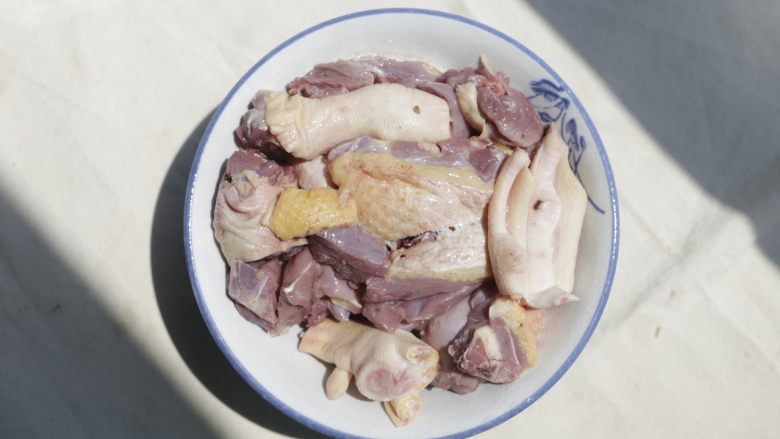 姜焖鸭,市场上买的剁好块的鸭肉洗净、沥水；