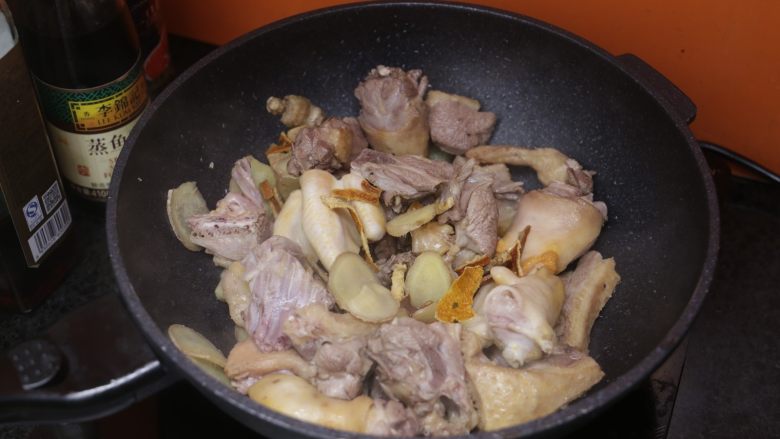 姜焖鸭,油八成热的适合倒入沥干的鸭肉和姜片、陈皮一起翻炒；