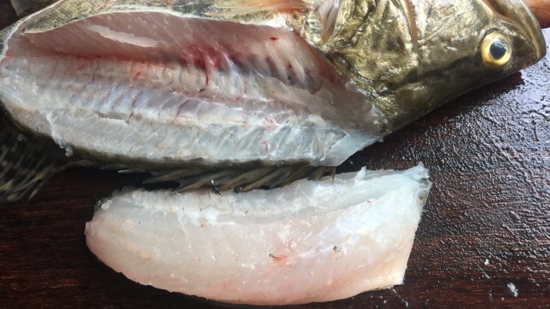鱼片鹅肝酱炖蛋,鳜鱼洗净取下其中一面的背部鱼肉