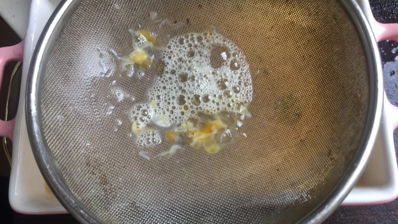 鱼片鹅肝酱炖蛋,蛋液用筛子过滤一下