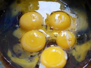 红枣戚风蛋糕,分蛋时直接把7个蛋黄打进枣泥盆里