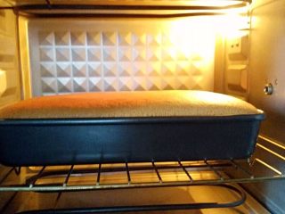 红枣戚风蛋糕,放入预热好的烤箱中下层，上下火130度30分钟转135度30分钟