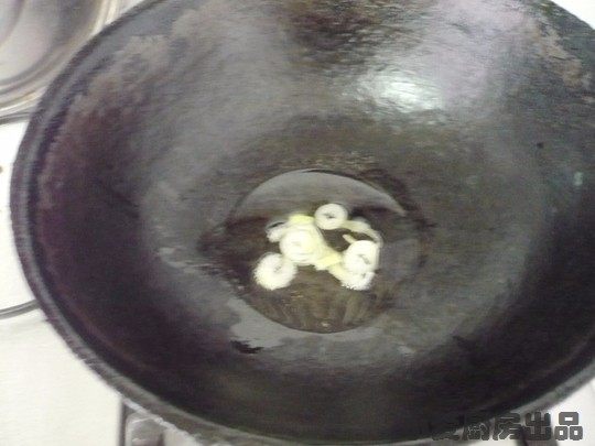 虾皮盖菜,炒锅放少许油小火炒香蒜片。