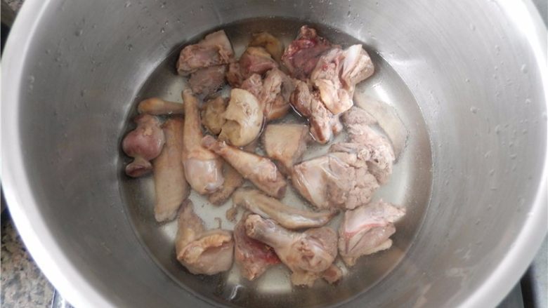 当归鸽子汤,锅中放入小半锅清水煮开，下入鸽子，焯出血水，捞出入凉水洗净。