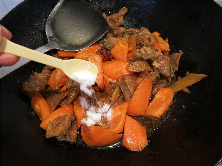 筋头巴脑胡萝卜烧羊肋条肉,这时放入切好的胡萝卜，加入适量的盐调味