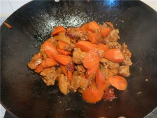 筋头巴脑胡萝卜烧羊肋条肉,再炖一会大概6分钟左右，胡萝卜熟了就可以起锅了