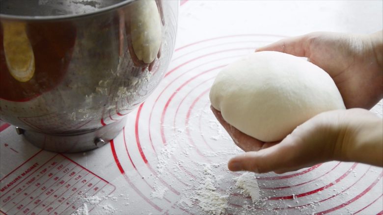 格鲁吉亚芝士面包,揉圆就是把面团向中间收拢，使表面形成紧绷的面筋张力。温暖处发酵约1小时直到变大一倍。