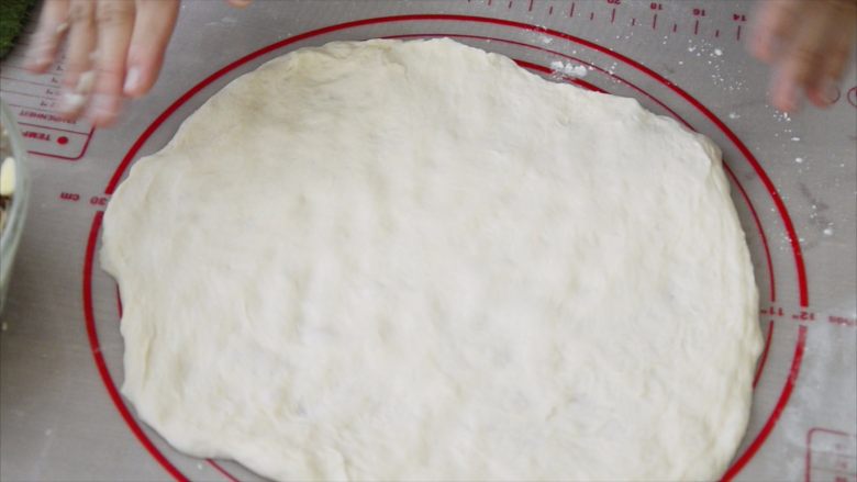 格鲁吉亚芝士面包,面团发酵完成后分割成2份。
把面团按扁，呈0.5cm厚的圆形面饼。