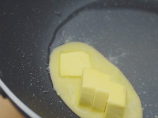 抹茶冰激凌泡芙,然后再加入切成小块的黄油，煮开。