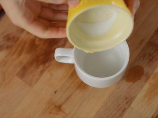 柠檬舒芙蕾,在模具壁上抹黄油，洒细砂糖（糖粉很容易化掉）。
放进冰箱待用。