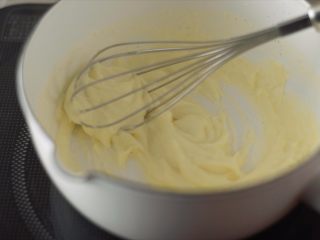 柠檬舒芙蕾,面糊小火加热至粘稠。
提问：可以直接把黄油面团加入牛奶锅里吗？
回答：牛奶会把面团烫熟，黄油面团会产生一些颗粒，直接放进去的话可能需要过筛