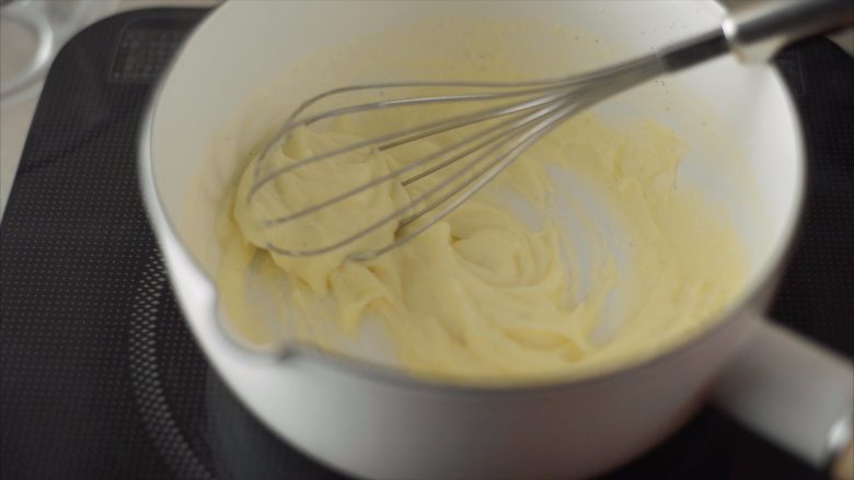 柠檬舒芙蕾,面糊小火加热至粘稠。
提问：可以直接把黄油面团加入牛奶锅里吗？
回答：牛奶会把面团烫熟，黄油面团会产生一些颗粒，直接放进去的话可能需要过筛