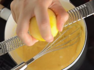 柠檬舒芙蕾,擦入柠檬皮屑。没有新鲜柠檬可以用几滴柠檬汁代替。
可是，柠檬的香气是没法代替的。