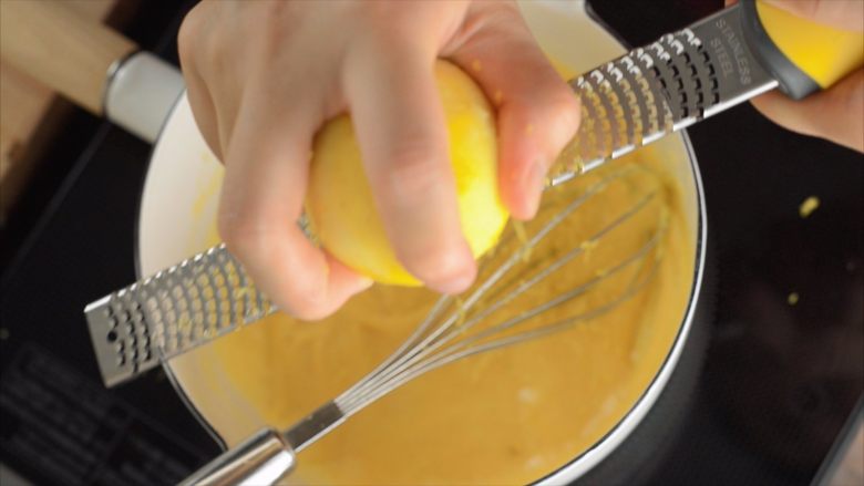 柠檬舒芙蕾,擦入柠檬皮屑。没有新鲜柠檬可以用几滴柠檬汁代替。
可是，柠檬的香气是没法代替的。