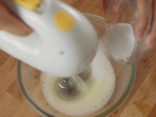 柠檬舒芙蕾,两个蛋清＋10g细砂糖，分次加入细砂糖，低速打发。