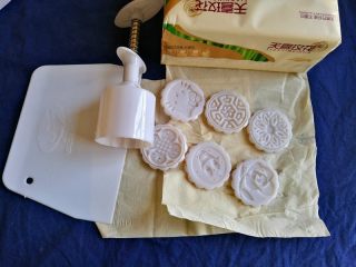 花样紫薯冰皮月饼,先准备材料，月饼模具洗干净，用纸巾吸干水份