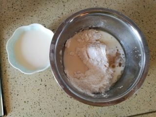 花样紫薯冰皮月饼,按照配方将材料放入一个大盆中，待搅匀后再倒入剩下的牛奶