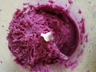 花样紫薯冰皮月饼,蒸好后，加盖，放凉。在等待的期间我来做紫薯馅，紫薯用料理机打成泥，这硬度刚刚好，我不用再入炒锅炒了，直接加糖加油，用刮刀刮匀就可以了。（糖和