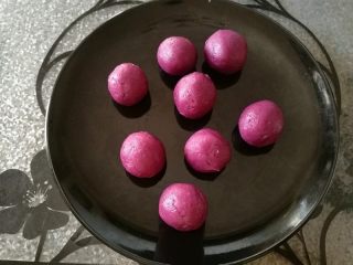 花样紫薯冰皮月饼,紫薯搓成16克的球。