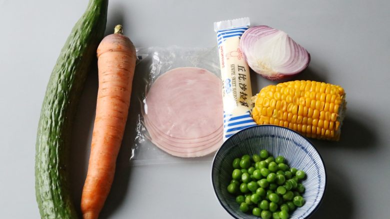 日式土豆沙拉,准备好所需要的配菜。