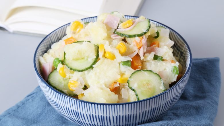 日式土豆沙拉,装碗后，即可食用。
夏天吃冷藏食用更佳。