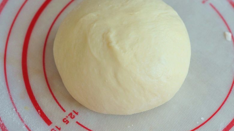 苹果肉桂面包,
揉成光滑的面团后，取出来滚圆，盖上湿布静置15分钟。