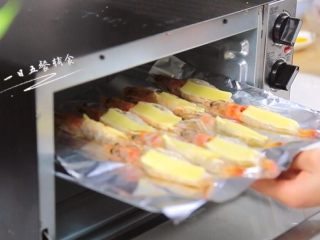 奶酪焗虾,烤箱预热 180度，入烤箱10分钟。