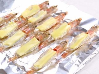奶酪焗虾,奶酪一个个铺上，用马苏里拉奶酪的直接撒上去。