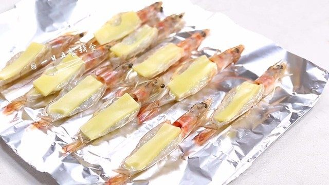 奶酪焗虾,奶酪一个个铺上，用马苏里拉奶酪的直接撒上去。