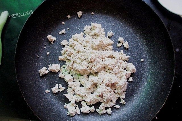鸡刨豆腐,加入豆腐碎翻炒至水分蒸发
