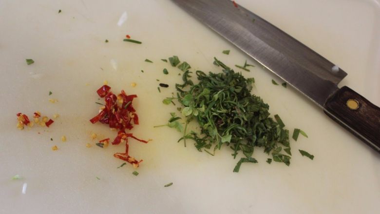 白酒茴香排骨,将香草和辣椒切碎备用。