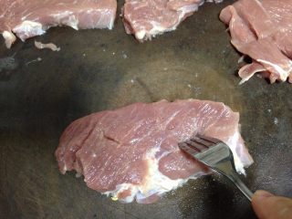 蜜汁叉烧肉,然后用叉子在肉上扎些小孔（2、3步都是为了让肉质变松，腌制的时候好进味）