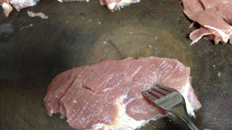 蜜汁叉烧肉,然后用叉子在肉上扎些小孔（2、3步都是为了让肉质变松，腌制的时候好进味）