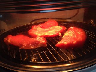 蜜汁叉烧肉,空气炸锅180度、设置20分钟，先两面各烤2分钟（这样可以使表面变干更利于后面沾蜜汁）