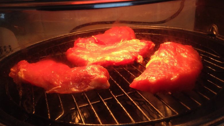 蜜汁叉烧肉,空气炸锅180度、设置20分钟，先两面各烤2分钟（这样可以使表面变干更利于后面沾蜜汁）